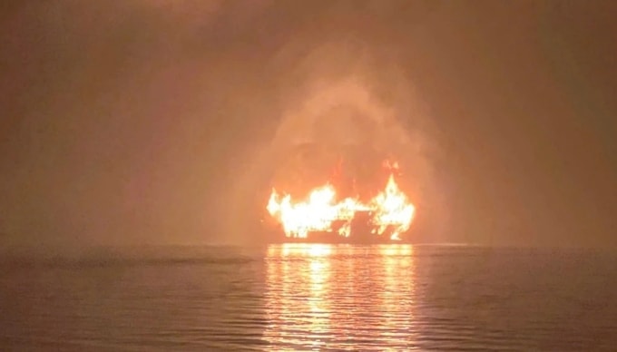 Tàu du lịch bốc cháy trên vịnh Hạ Long chiều 27/2. Ảnh: Xuân Hoa