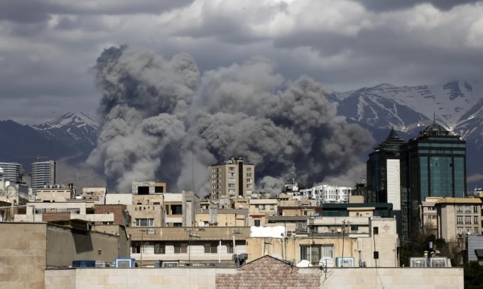 Khói đen bốc lên tại thủ đô Tehran, Iran, sau một cuộc tập kích của Israel hôm 1/3. Ảnh: Anadolu