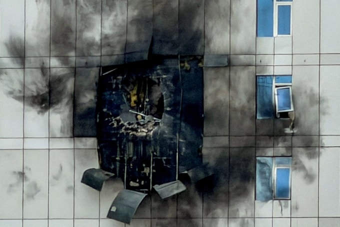 Một tòa nhà bị hư hại sau cuộc tấn công bằng UAV của Iran tại Manama, Bahrain, ngày 1/3. Ảnh: Reuters