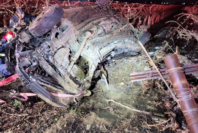 Chiếc Honda Accord bị xe cảnh sát đâm nát bấy. Ảnh: Daniel Rodriguez