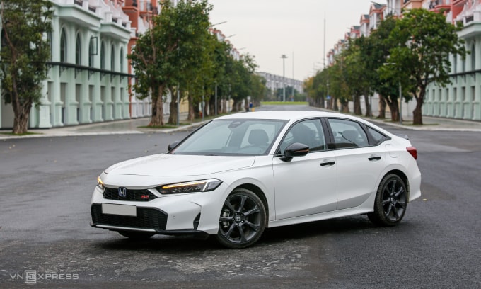 Honda Civic e:HEV lăn bánh tại Hà Nội. Ảnh: Lương Dũng