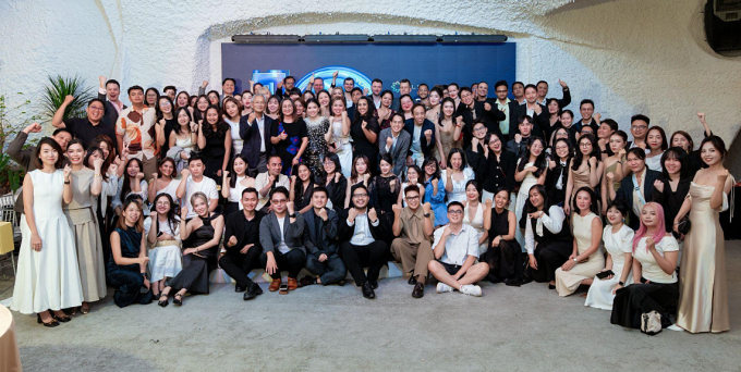 Tập thể ELSA Speak chụp ảnh kỷ niệm tại buổi lễ. Ảnh: ELSA