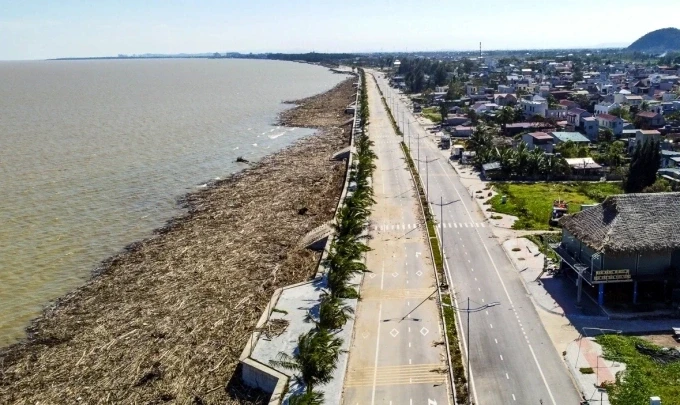 Giữa tháng 10/2025, biển Hải Tiến ngập rác thải, kéo dài cả km. Ảnh: Lê Hoàng