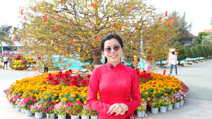 Chị Ly (du khách) diện áo dài vừa tham quan dự án kết hợp du xuân. Ảnh: VH