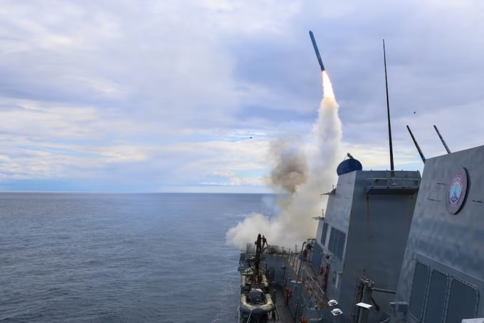 Tàu khu trục mang tên lửa dẫn đường lớp Arleigh Burke USS Thomas Hudner phóng tên lửa Tomahawk tới các mục tiêu ở Iran ngày 1/3. Ảnh: Hải quân Mỹ