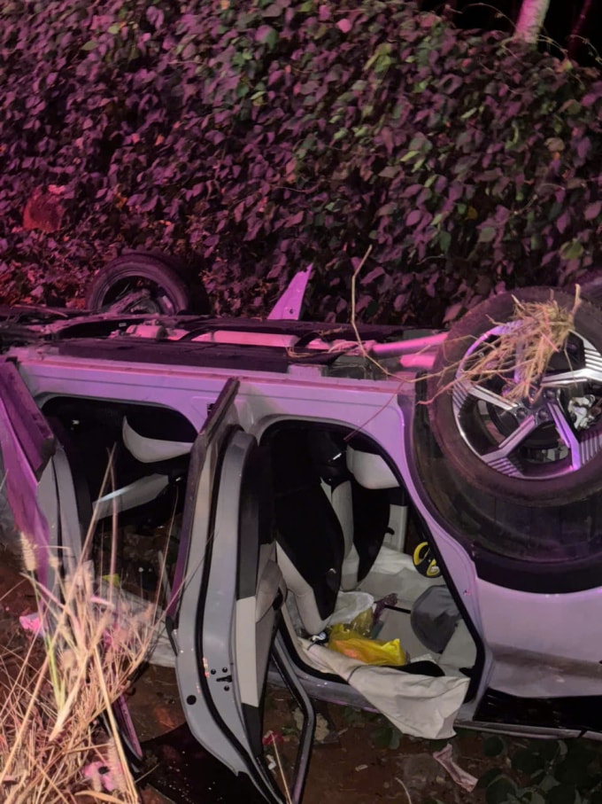 Khoang cabin không bị biến dạng nhiều, giúp người ngồi bên trong có thể mở cửa và thoát ra ngoài an toàn sau tai nạn. Ảnh: người dân cung cấp