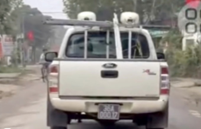 Chiếc xe bán tải chở hàng cồng kềnh trên nóc cabin, gây nguy hiểm cho người tham gia giao thông. Ảnh cắt từ clip