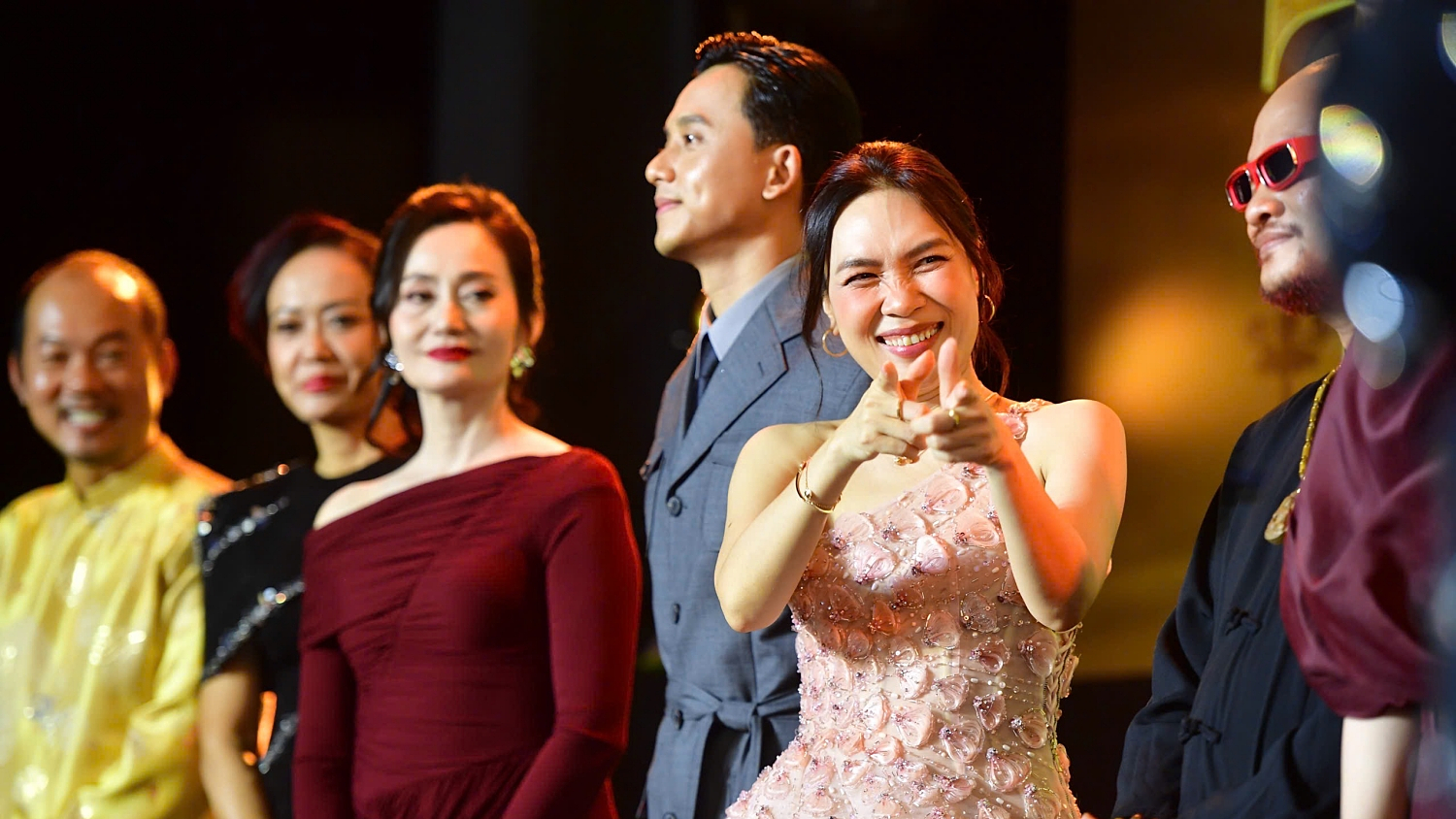 Mỹ Tâm cảm ơn dàn sao và khán giả dự buổi công chiếu, tối 2/3