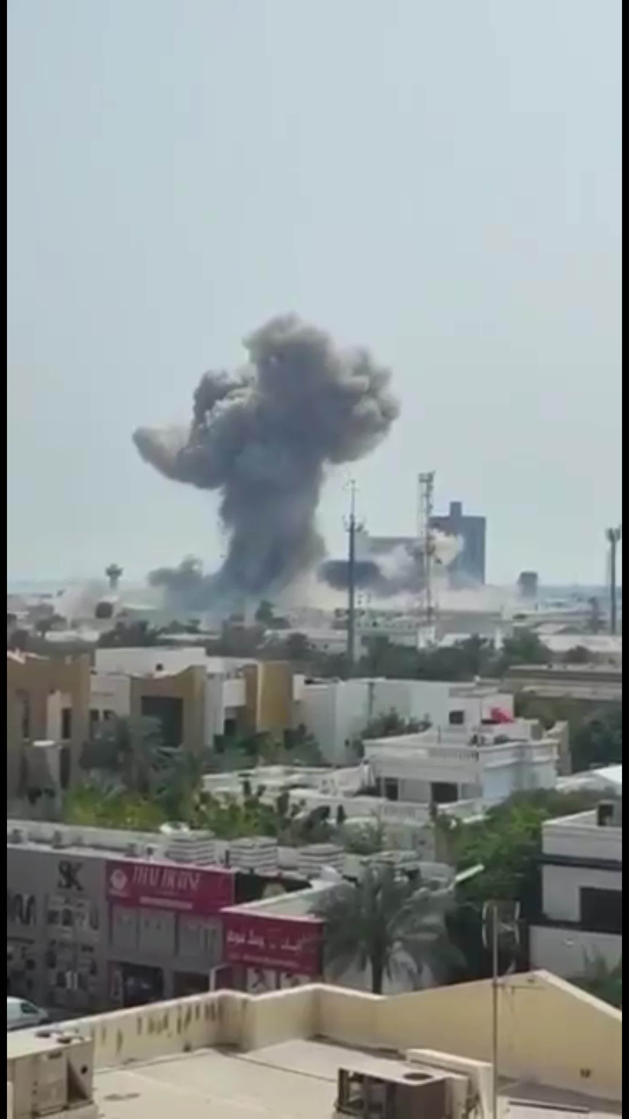 Khoảnh khắc tên lửa Iran lao xuống sở chỉ huy hạm đội Mỹ