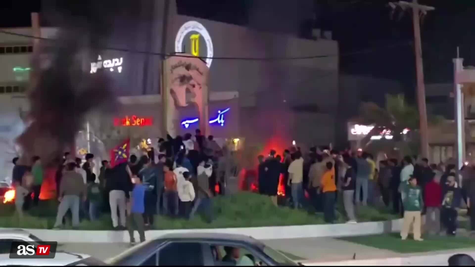 Đám đông tụ tập ăn mừng tại thị trấn Galleh Dar, tỉnh Fars