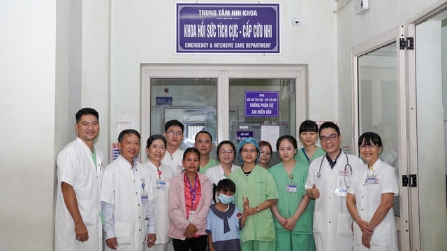 Nghẹt thở cuộc chạy đua ‘giờ vàng’ cứu sống bé gái bị rắn độc cắn khi đang ngủ - Ảnh 2.