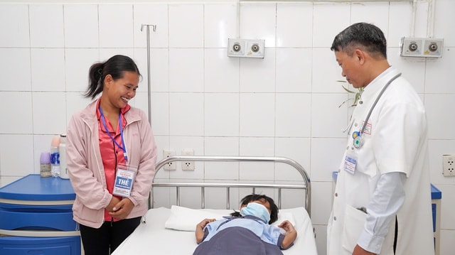 Nghẹt thở cuộc chạy đua ‘giờ vàng’ cứu sống bé gái bị rắn độc cắn khi đang ngủ - Ảnh 1.