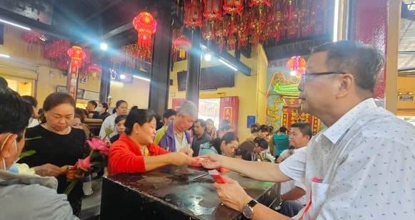 Hình ảnh khác lạ tại Chùa Bà Bình Dương ngày mùng 7 tháng giêng - Ảnh 11.