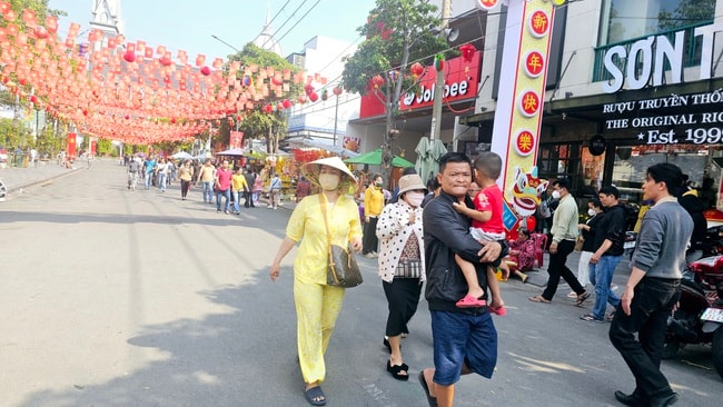 Hình ảnh khác lạ tại Chùa Bà Bình Dương ngày mùng 7 tháng giêng - Ảnh 1.