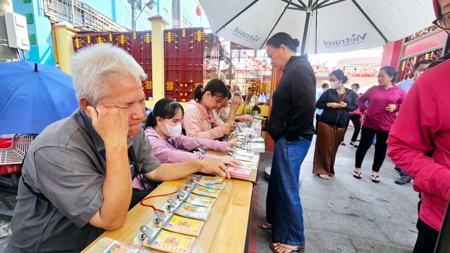 Hình ảnh khác lạ tại Chùa Bà Bình Dương ngày mùng 7 tháng giêng - Ảnh 6.