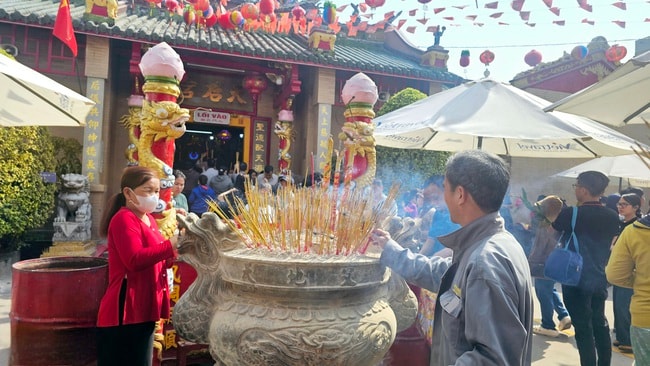 Hình ảnh khác lạ tại Chùa Bà Bình Dương ngày mùng 7 tháng giêng - Ảnh 3.