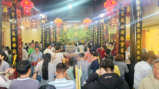 Hình ảnh khác lạ tại Chùa Bà Bình Dương ngày mùng 7 tháng giêng - Ảnh 5.
