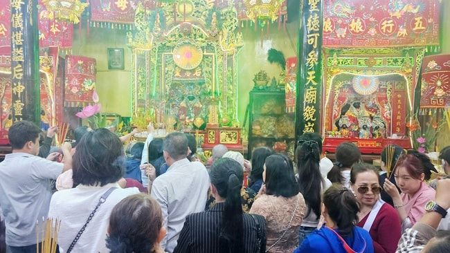 Hình ảnh khác lạ tại Chùa Bà Bình Dương ngày mùng 7 tháng giêng - Ảnh 4.