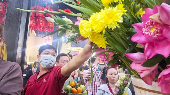 Hình ảnh khác lạ tại Chùa Bà Bình Dương ngày mùng 7 tháng giêng - Ảnh 8.