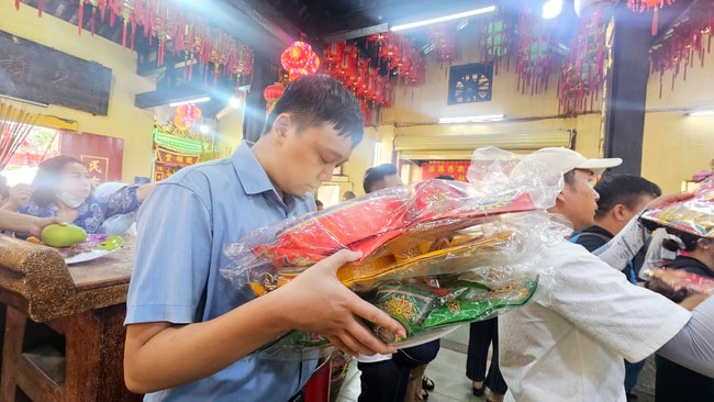 Hình ảnh khác lạ tại Chùa Bà Bình Dương ngày mùng 7 tháng giêng - Ảnh 7.