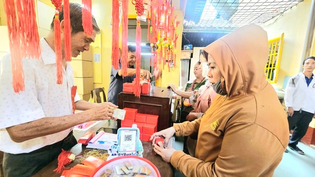 Hình ảnh khác lạ tại Chùa Bà Bình Dương ngày mùng 7 tháng giêng - Ảnh 10.