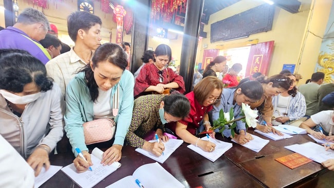 Hình ảnh khác lạ tại Chùa Bà Bình Dương ngày mùng 7 tháng giêng - Ảnh 9.