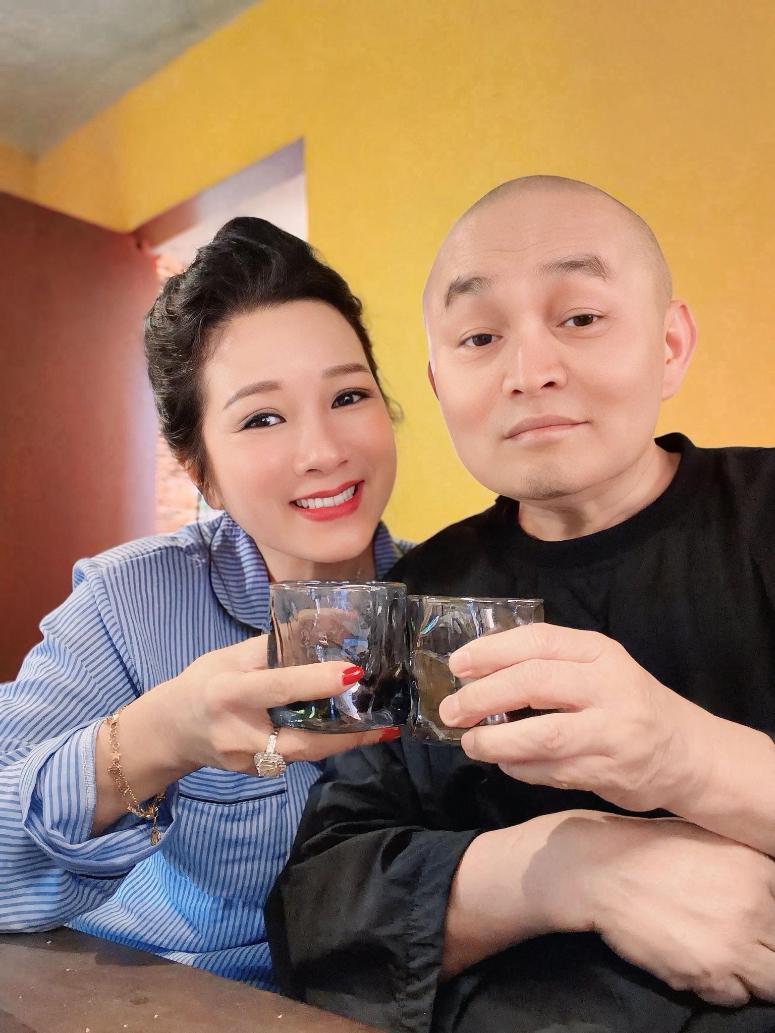 Nữ NSƯT nức tiếng trong làng sân khấu cải lương vừa đóng phim Tết cùng danh hài Xuân Hinh là ai?- Ảnh 2.