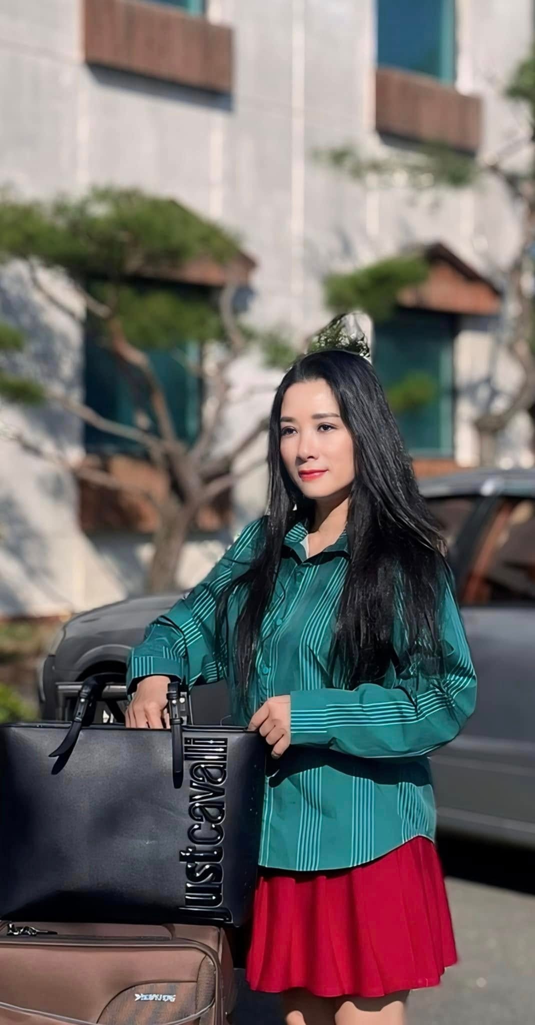 Nữ NSƯT nức tiếng trong làng sân khấu cải lương vừa đóng phim Tết cùng danh hài Xuân Hinh là ai?- Ảnh 4.