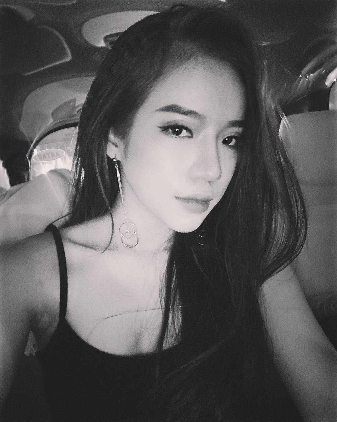 Theo thời gian, sắc vóc của LyLy dần có sự thay đổi. Đến năm 2022, nữ ca sĩ xuất hiện với ngoại hình thăng hạng vói gương mặt thanh thoát, đường nét sắc sảo và đặc biệt là chiếc mũi cao.