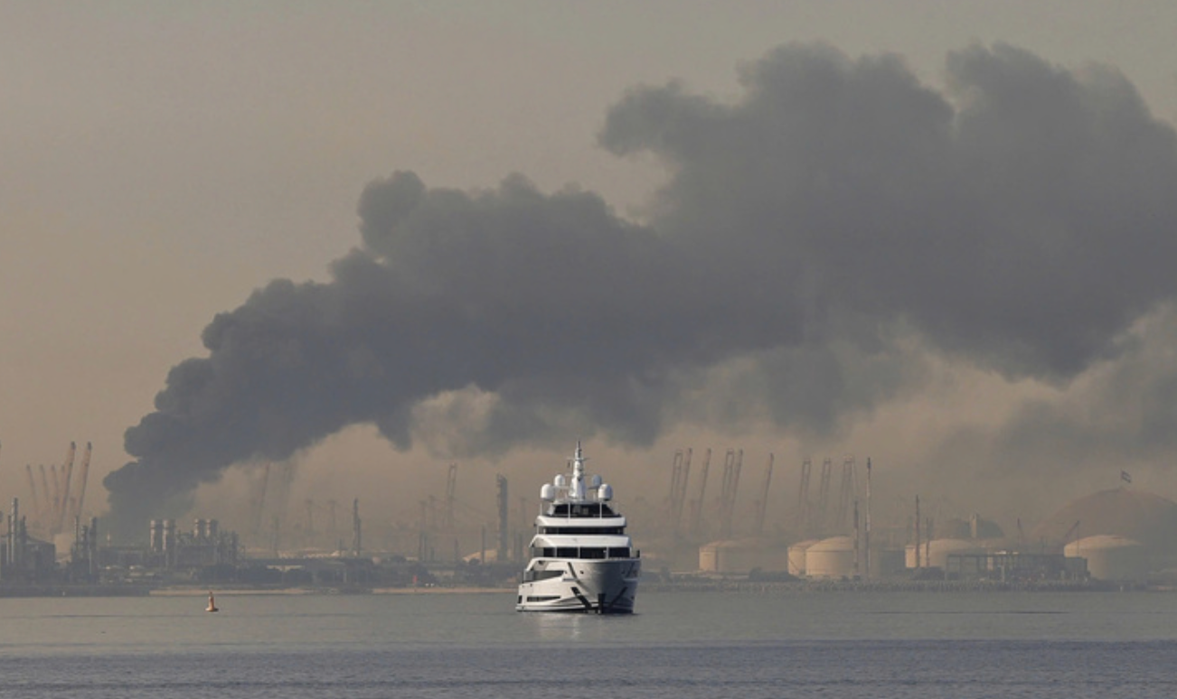 Cột khói lớn bốc lên tại cảng Jebel Ali ở Dubai. (Ảnh: Getty)