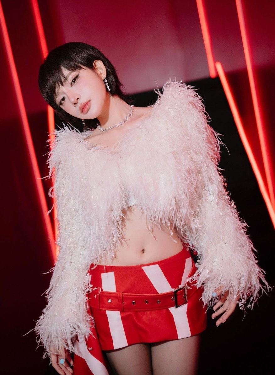 Khi trình diễn, ca sĩ thường ưu tiên chọn trang phục ôm sát để khoe triệt để vóc dáng. Cô từng tiết lộ vòng 2 chỉ 55cm nhờ chăm tập luyện và cơ địa. Nhiều video khoe dáng trên sân khấu của LyLy hút hàng triệu lượt xem trên mạng xã hội.