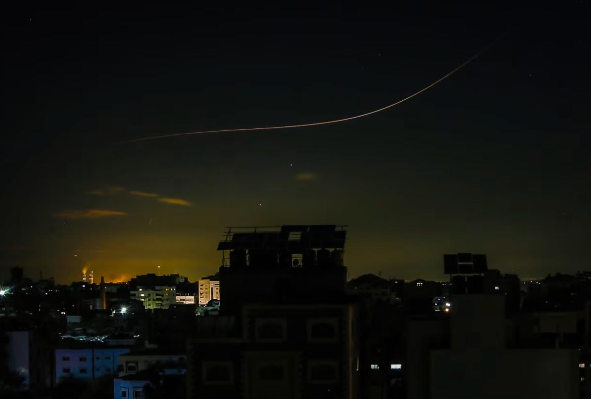 Tên lửa Iran hướng về Israel khi bay ngang bầu trời thành phố Gaza. (Ảnh: Getty)