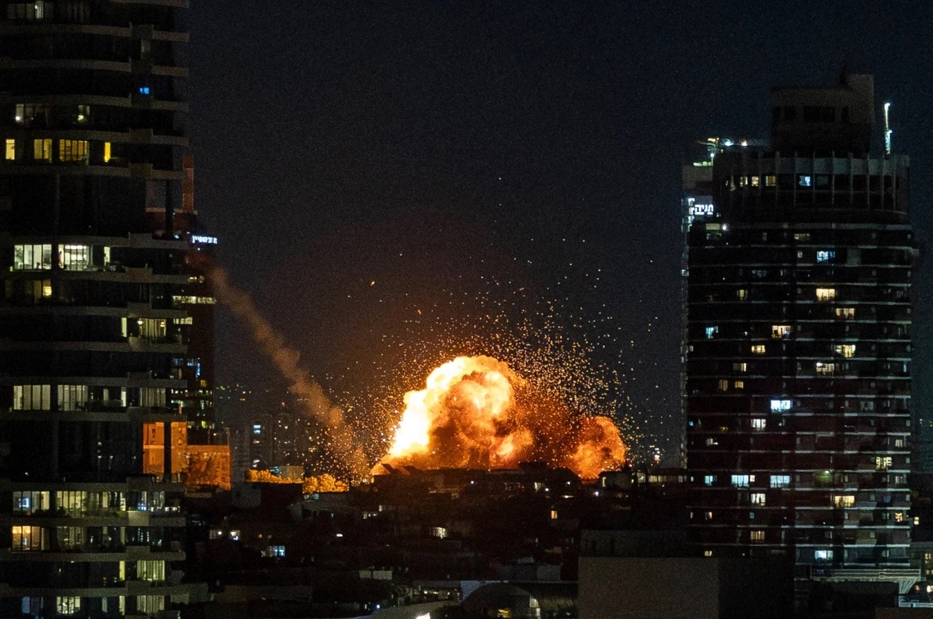 Khói lửa bốc lên sau vụ tấn công bằng tên lửa đạn đạo ở Tel Aviv, Israel. (Ảnh: Flash90)