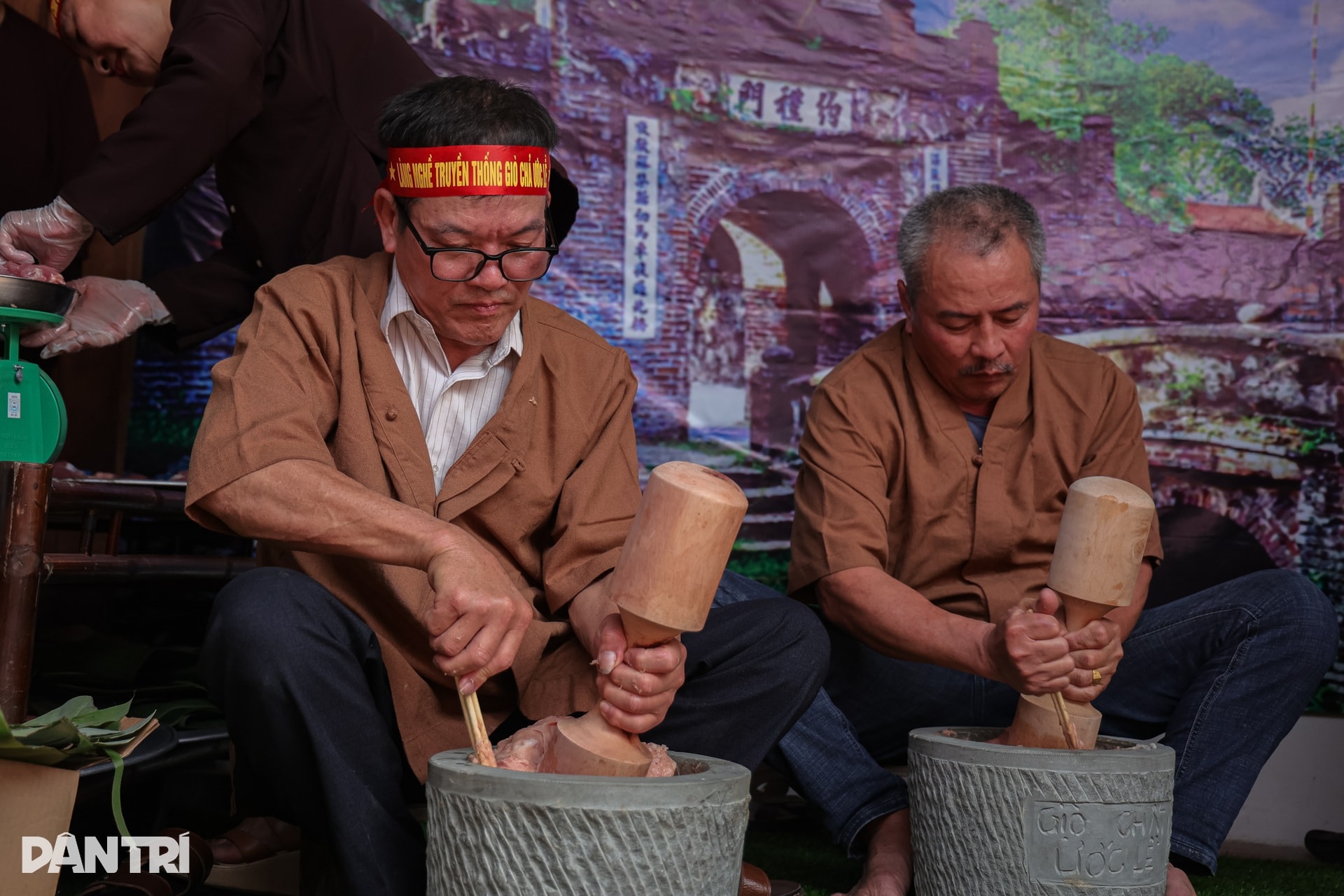 Về Ước Lễ nhuyễn tay giã giò, thui bê trăm cân ăn “Tết lại” - 5