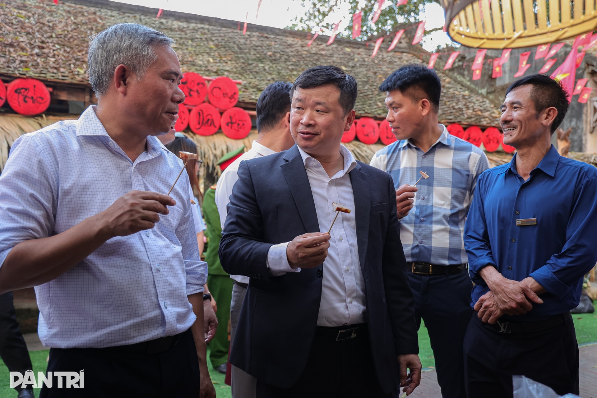 Về Ước Lễ nhuyễn tay giã giò, thui bê trăm cân ăn “Tết lại” - 3