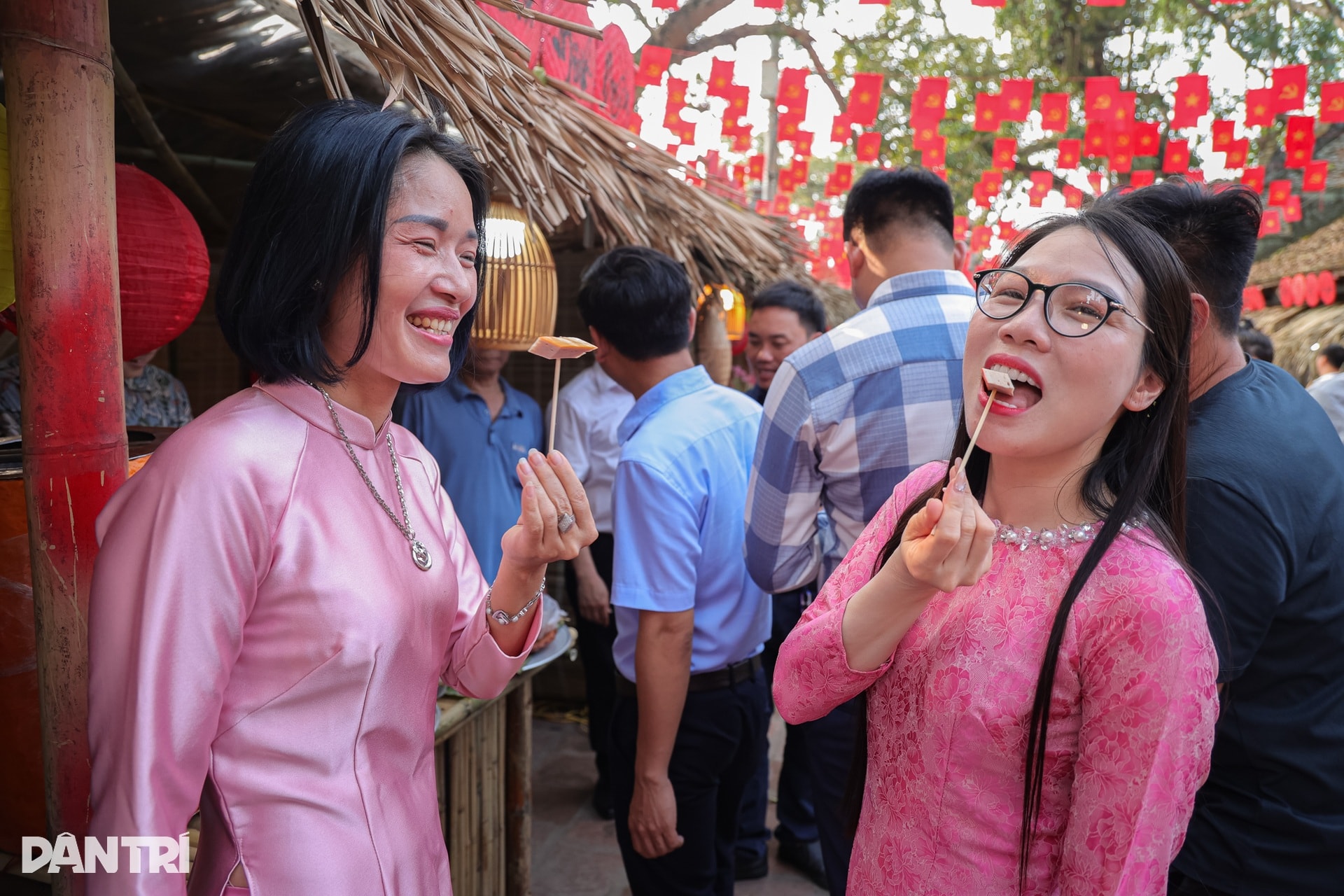 Về Ước Lễ nhuyễn tay giã giò, thui bê trăm cân ăn “Tết lại” - 13