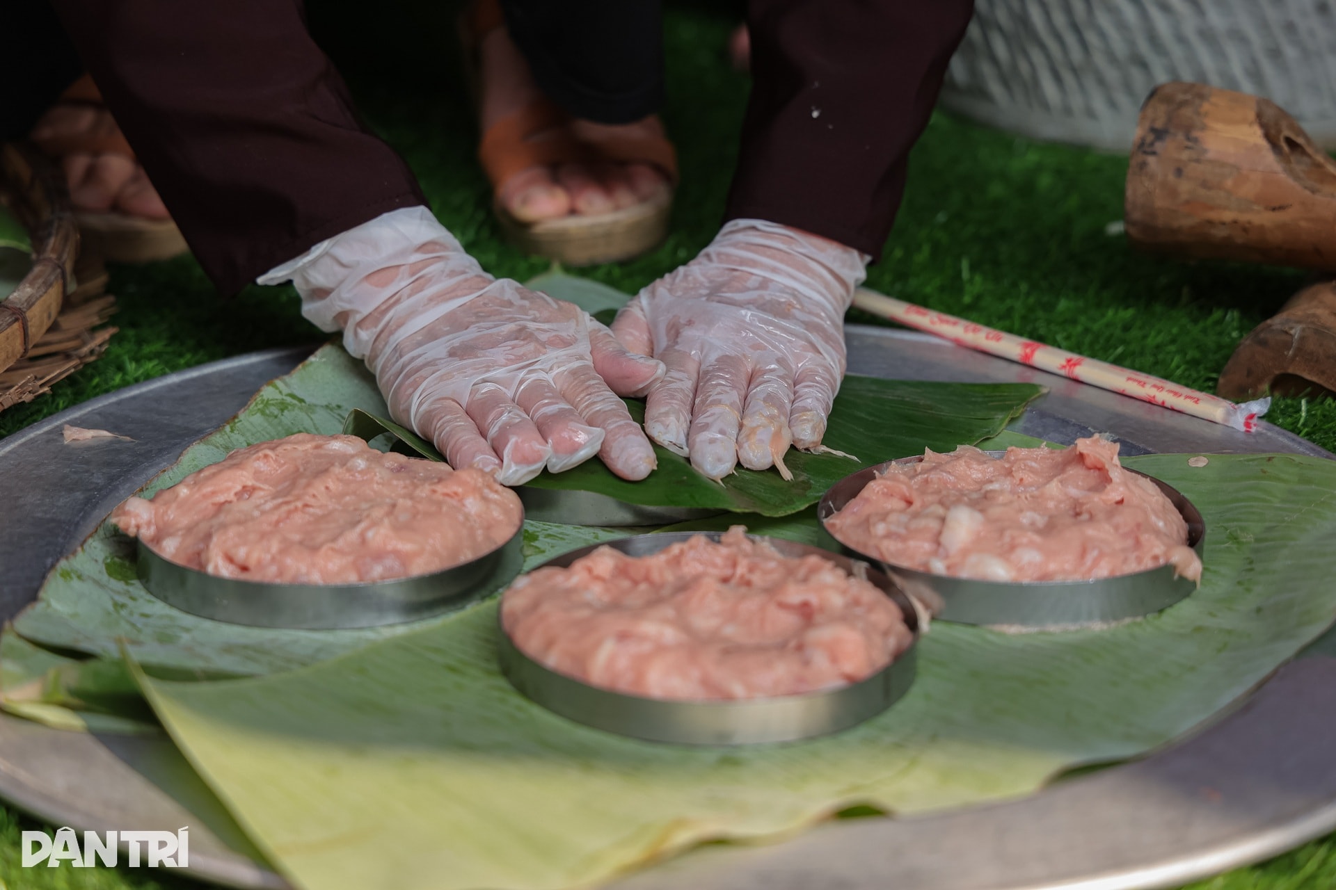 Về Ước Lễ nhuyễn tay giã giò, thui bê trăm cân ăn “Tết lại” - 7