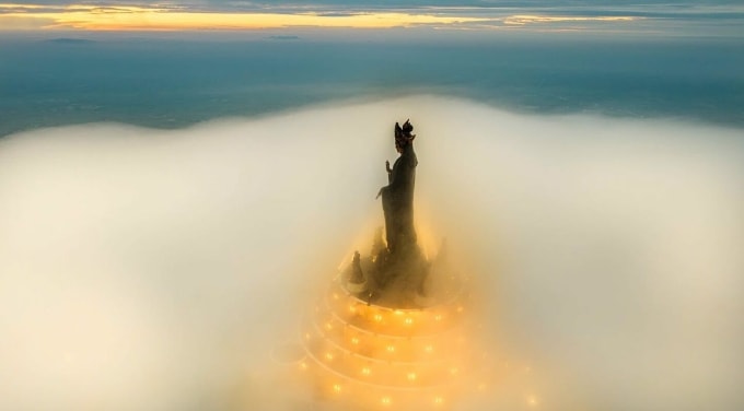 Tượng Phật Bà bằng đồng cao 72 m với bình cam lộ trong tay, đứng giữa màn sương tại Sun World Ba Den Mountain. Ảnh: Sun Group