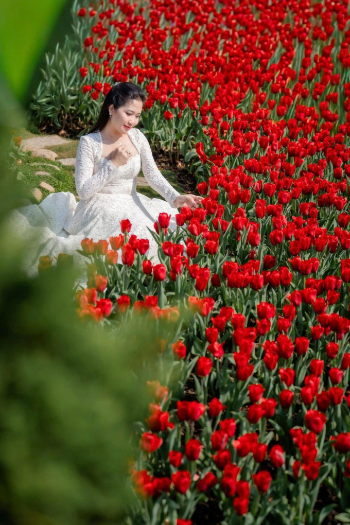 Du khách check-in bên vườn hoa tulip. Ảnh: Sun Group