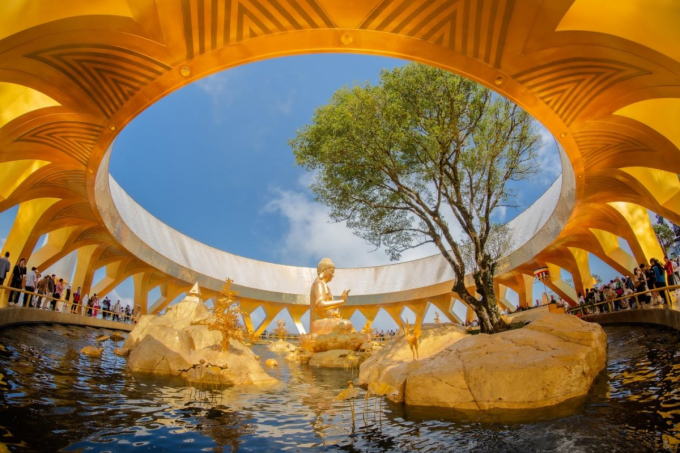 Tượng Đức Phật Câu Na Hàm Mâu Ni ngồi tướng kiết già (hay còn gọi là liên hoa tọa) giữa hồ sen vàng. Ảnh: Sun Group