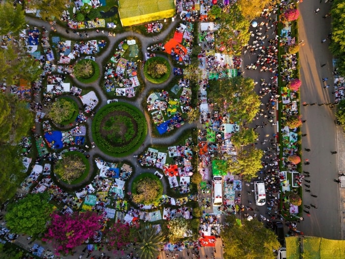 Du khách ngủ núi tại chân Núi Bà. Ảnh: Sun Group