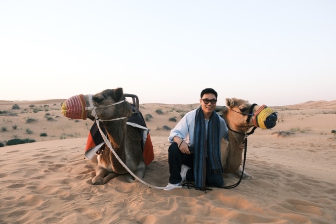 Khách Việt tham quan sa mạc ở Dubai. Ảnh: Bích Phương