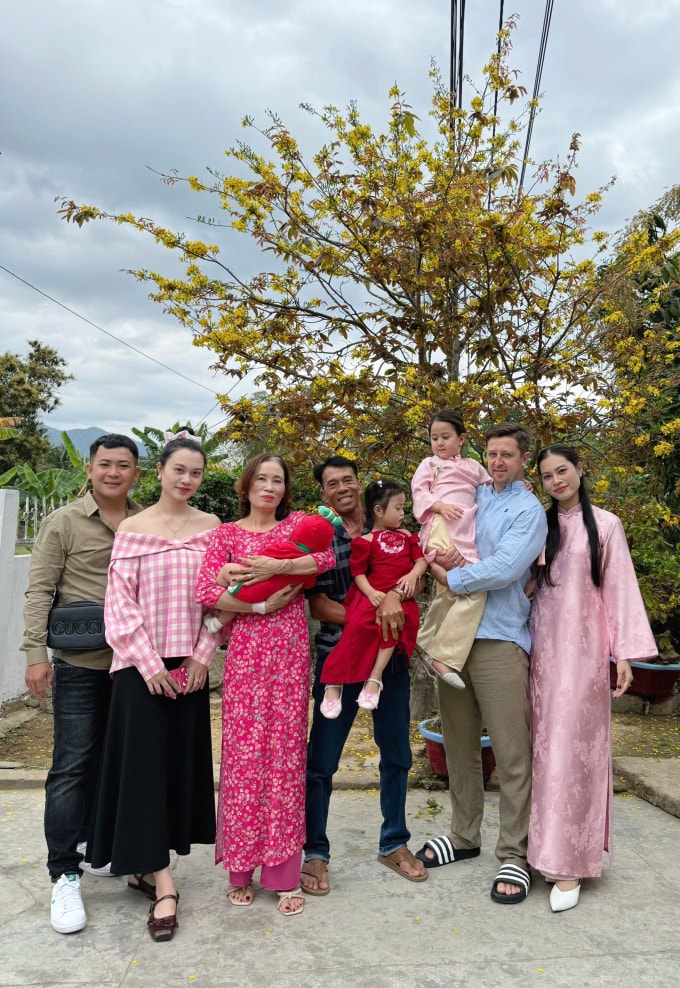 Bichev Aleksandr Sergeevich cùng vợ (bên phải ngoài cùng) chụp cùng gia đình vợ dịp Tết, tháng 2/2026. Ảnh: Nhân vật cung cấp
