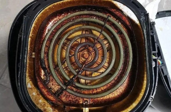 Hầu như các gia đình không có thói quen vệ sinh dây mayso của nồi chiên không dầu, khiến bộ phận này thành ổ tích vi khuẩn. Ảnh: Tom Guide