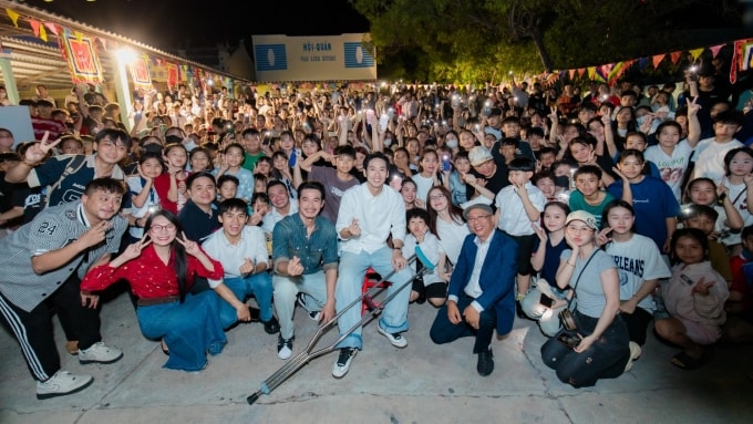 Êkíp Báu vật trời cho về làng chài ở Bình Thuận chiếu phim miễn phí để tri ân khán giả, hôm 27/2. Ảnh: Hòa Phạm