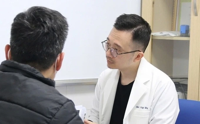 Bác sĩ đang thăm khám cho người bệnh. Ảnh: Bệnh viện cung cấp
