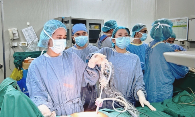 Các bác sĩ phẫu thuật nội soi cho bệnh nhân. Ảnh: Thảo My