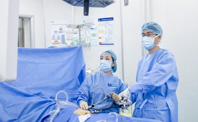 Bác sĩ Vũ (phải) và êkíp phẫu thuật nội soi cho Tấn. Ảnh: Bệnh viện Đa khoa Tâm Anh