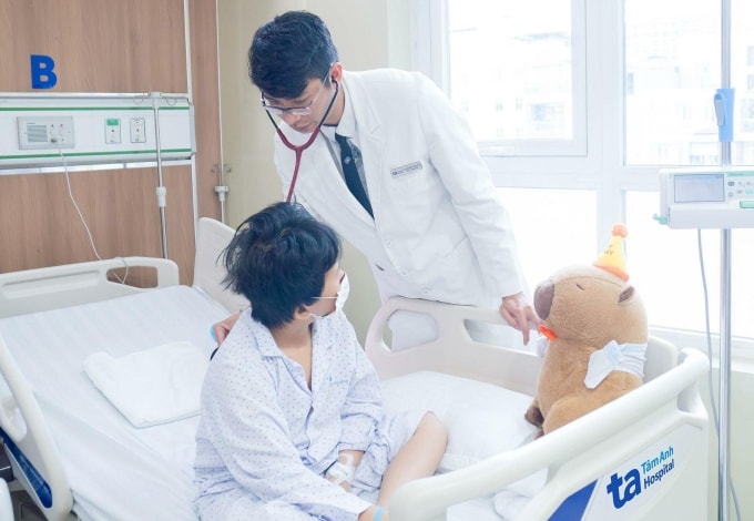 Bác sĩ Vũ khám bé Tấn trước khi xuất viện. Ảnh: Bệnh viện Đa khoa