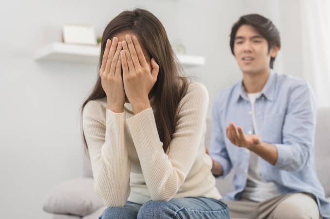 Vợ chồng nên trao đổi thẳng thắn, hiểu đúng về viêm gan B và cách phòng ngừa để bảo vệ sức khỏe cho nhau. Ảnh minh họa: Vecteezy